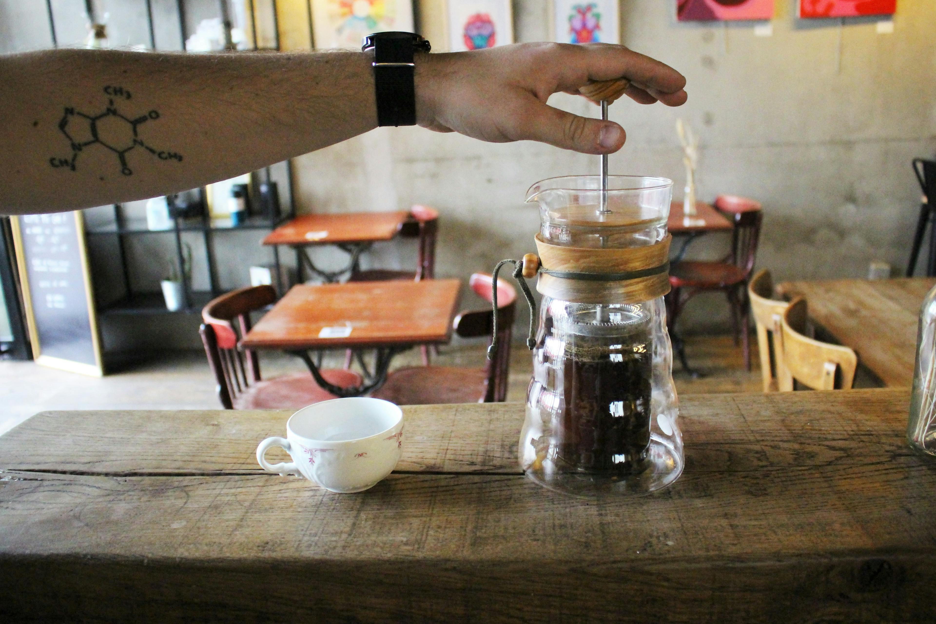 Cafetière à piston utilisée avec le café "J'ai deux amours", l'assemblage signature du torréfacteur Lomi