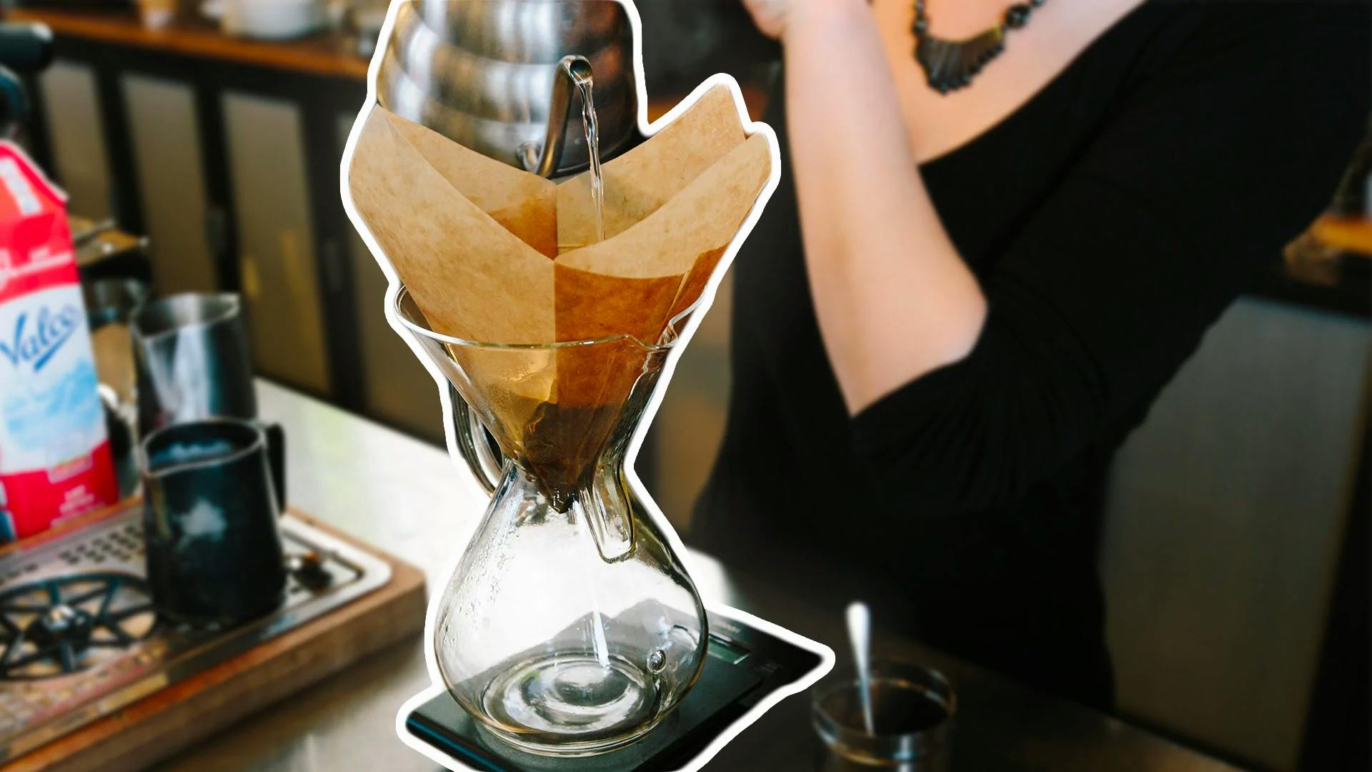 une barista verse de l'eau pour préparer un café bio en méthode douce