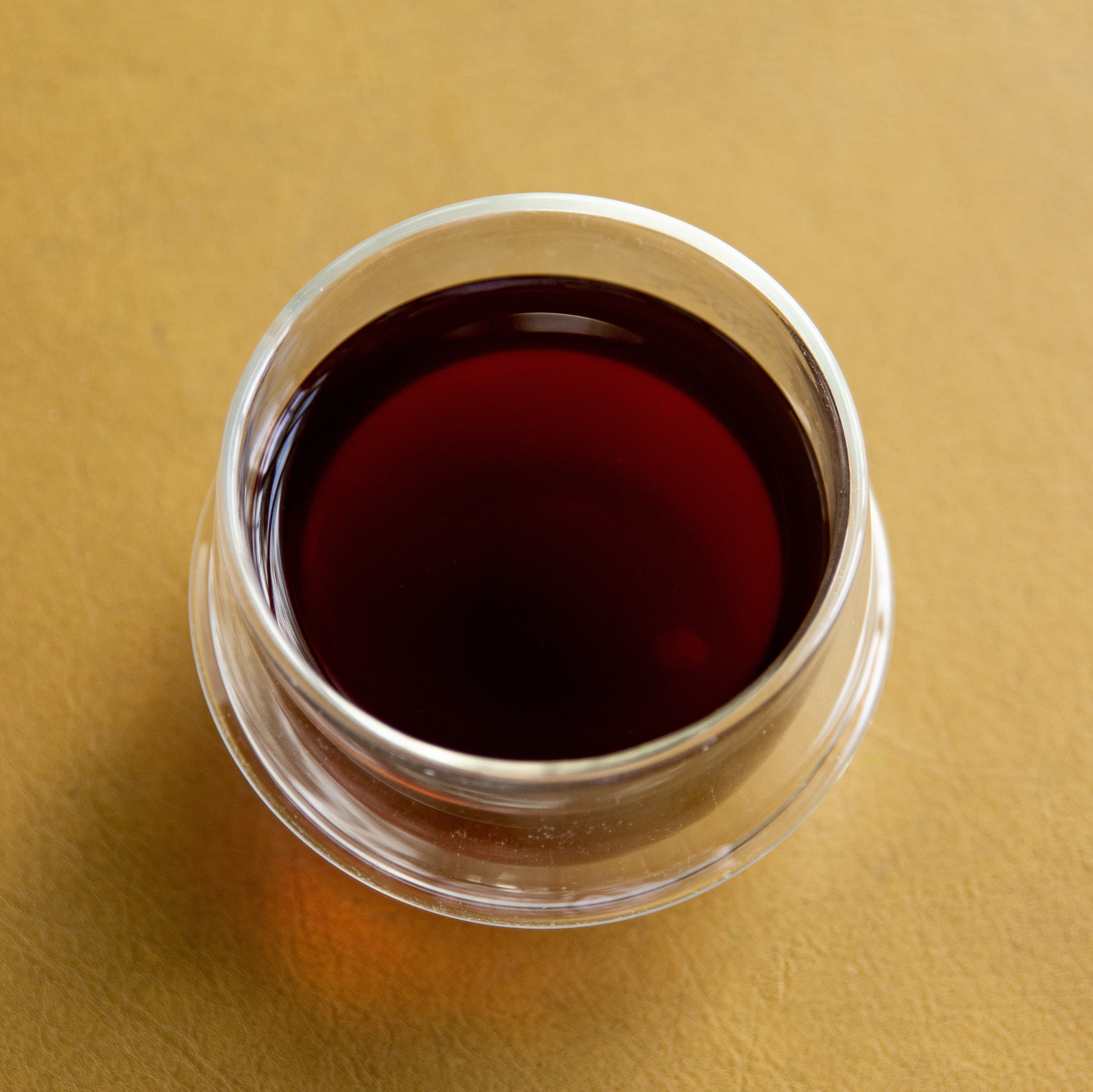 une barista verse de l'eau pour préparer un café bio en méthode douce