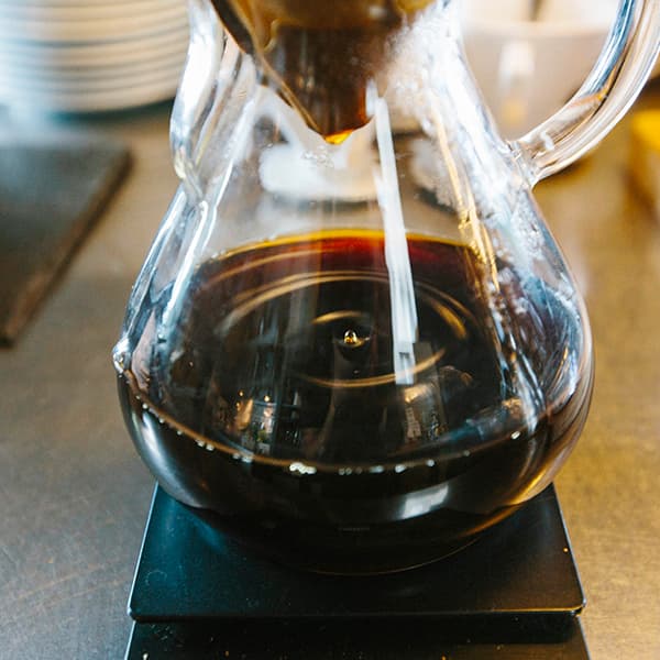 Café filtre bio sur une balance en train d'infuser et d'être extrait